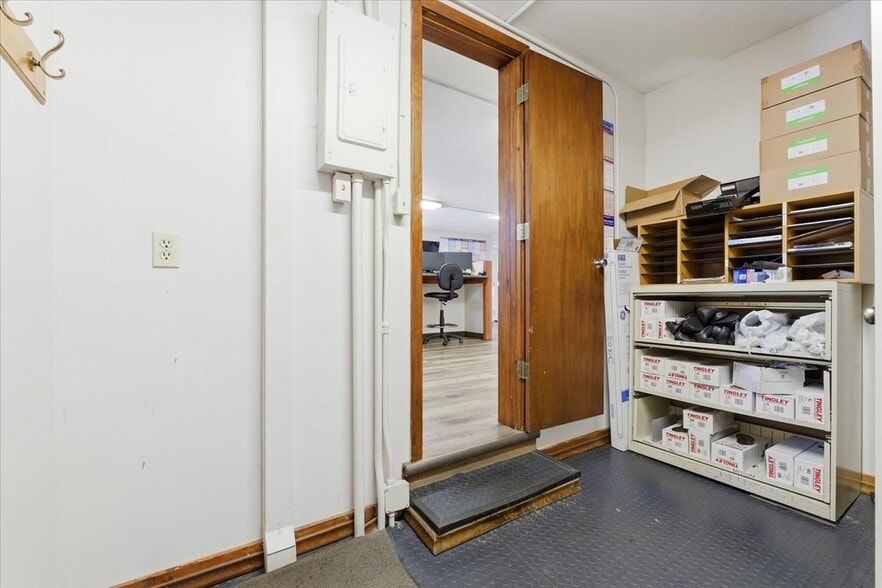 More Photos Of 1824 2nd Ave, Council Bluffs Office For Lease