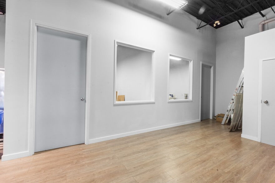 More Photos Of 609-649 Montée De Liesse, Saint-Laurent Warehouse For Sale