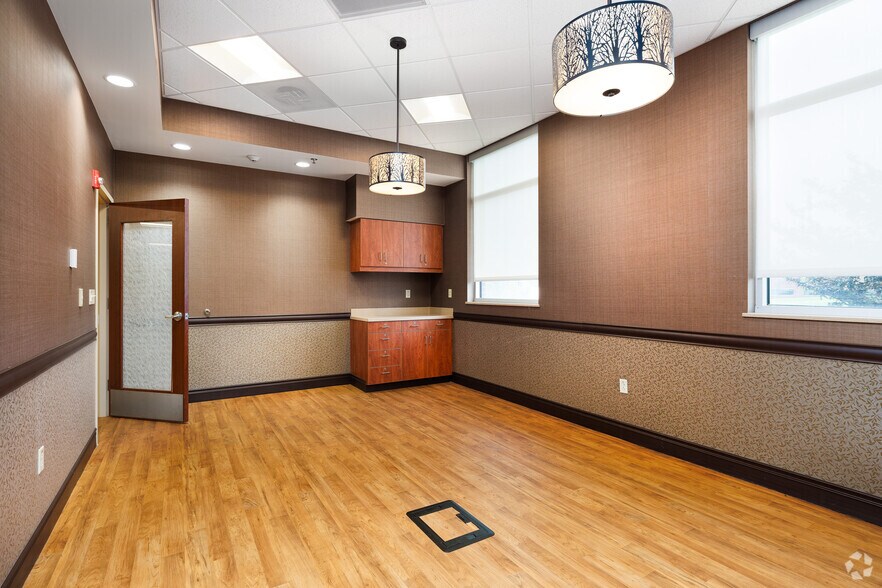 More Photos Of 624 Voris Jost Dr, Waterloo Medical For Lease