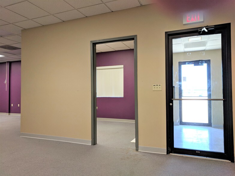 More Photos Of 901 W Main St, El Paso Office For Sale