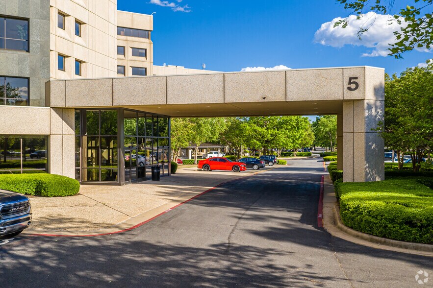 More Photos Of 1 Allied Dr, Little Rock Office For Sale