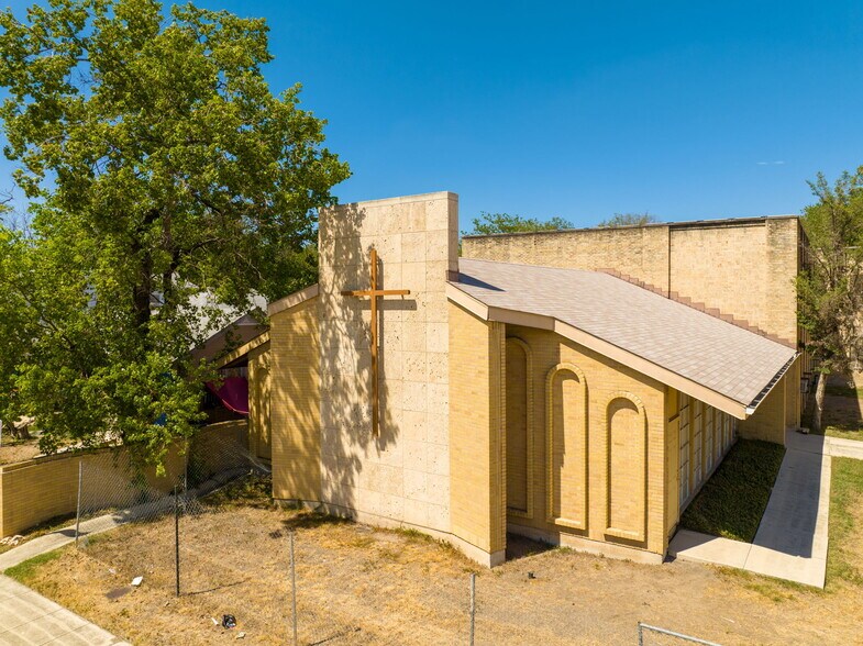 More Photos Of 1701 W Woodlawn Ave, San Antonio Religious Facility For Sale