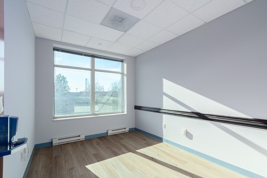 More Photos Of 21351 Gentry Dr, Sterling Office For Sale