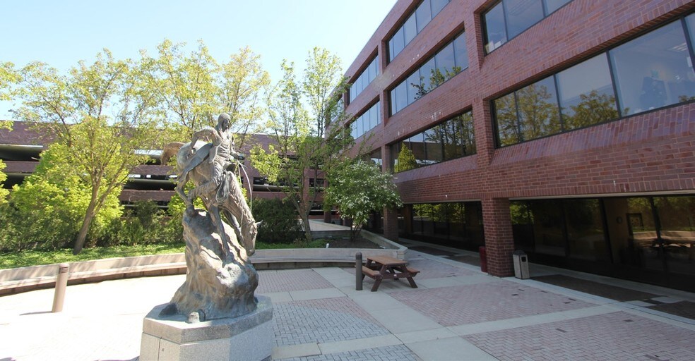 More Photos Of 700 E Butterfield Rd, Lombard Business Park For Lease