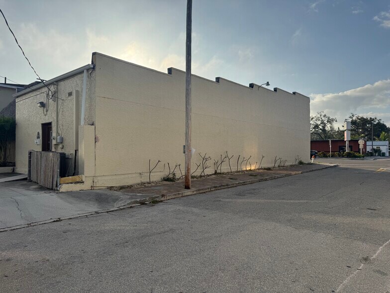 More Photos Of 1001 Manatee Ave, Bradenton Storefront Retail Office For Sale