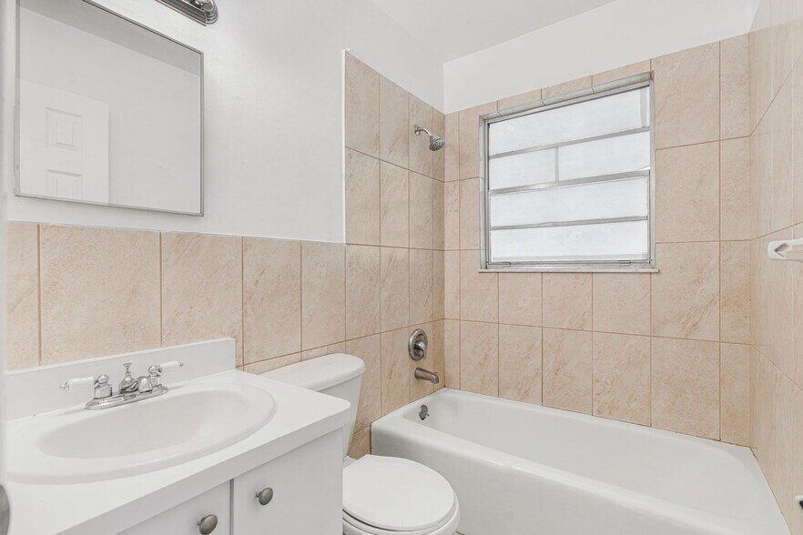 More Photos Of 5518 25th St W, Bradenton Apartments For Sale