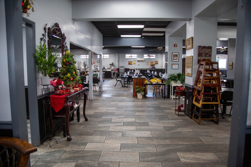 More Photos Of 1686 GOLDEN ISLE W, Baxley Restaurant For Sale