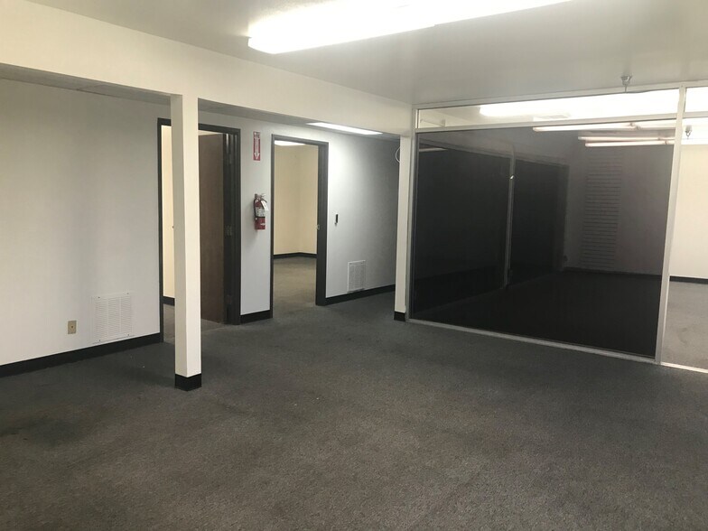 More Photos Of 22932 Lockness Ave, Torrance Warehouse For Lease