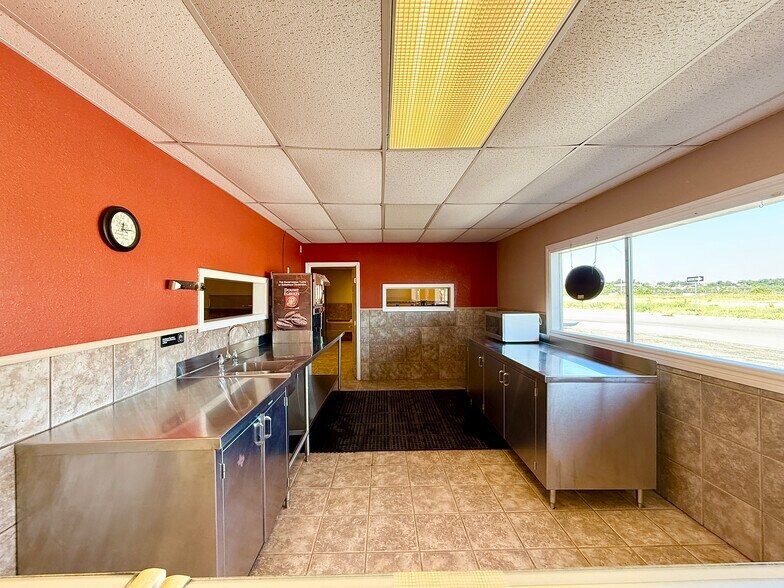 More Photos Of 903 15th St, Ozona General Retail For Sale