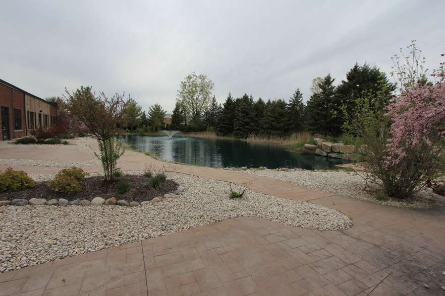 More Photos Of 1700 Sand Acres Dr, De Pere Storefront Retail Office For Lease