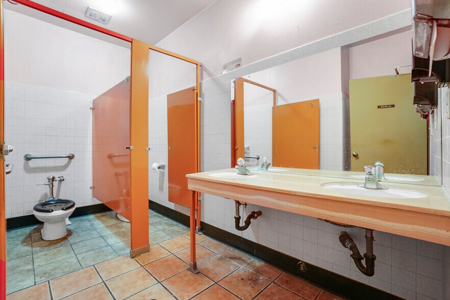 More Photos Of 1825 E Vista Way, Vista Restaurant For Sale
