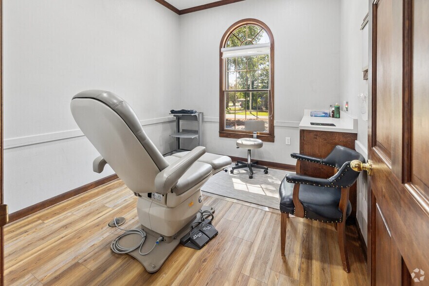 More Photos Of 2718 N Oak St, Valdosta Medical For Sale