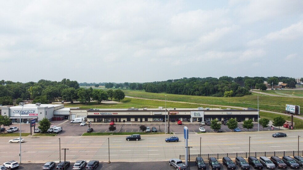 Primary Photo Of 3500-3510 W 41st St, Sioux Falls General Retail For Lease