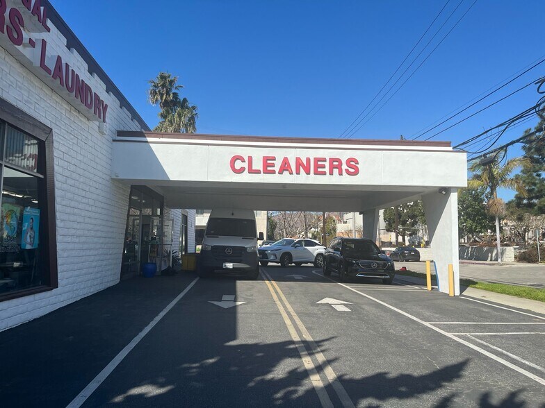 Primary Photo Of 881 Via de la Paz, Pacific Palisades Freestanding For Lease