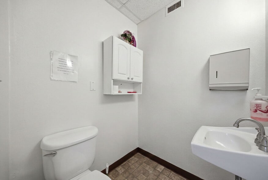 More Photos Of 1811 Bayshore Gardens Pky, Bradenton Medical For Sale