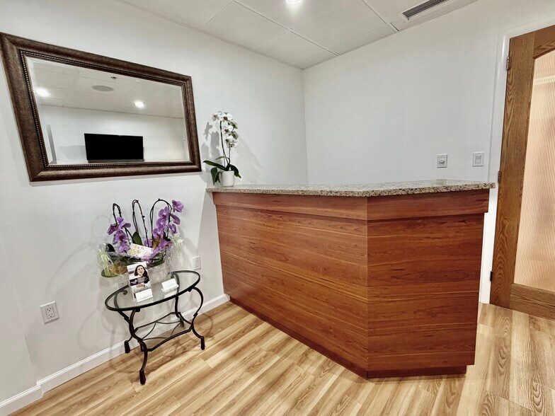 More Photos Of 4 Dearfield Dr, Greenwich Medical For Lease