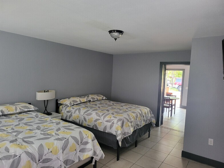 More Photos Of 1702 US 92, Auburndale Hotel For Sale
