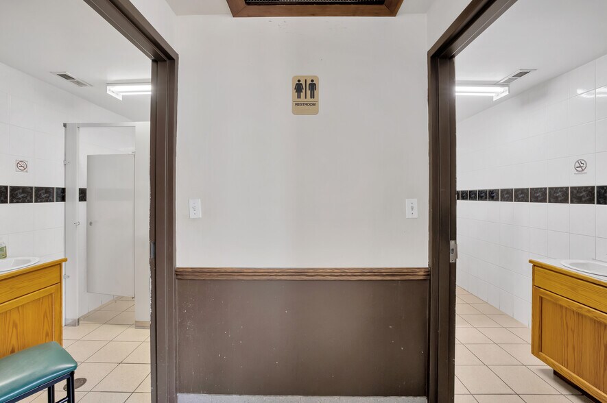 More Photos Of 1727 Division Rd N, Kingsville Restaurant For Sale