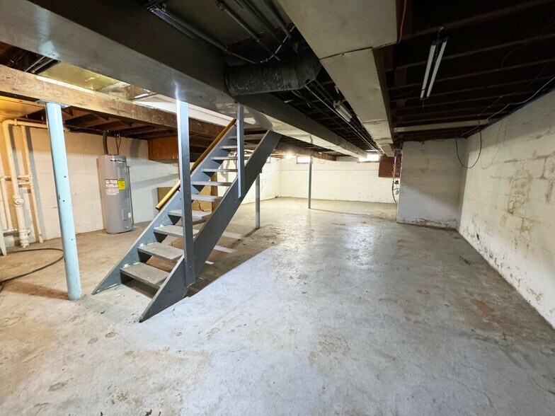 More Photos Of 1806 E Main St, Waukesha Office For Sale