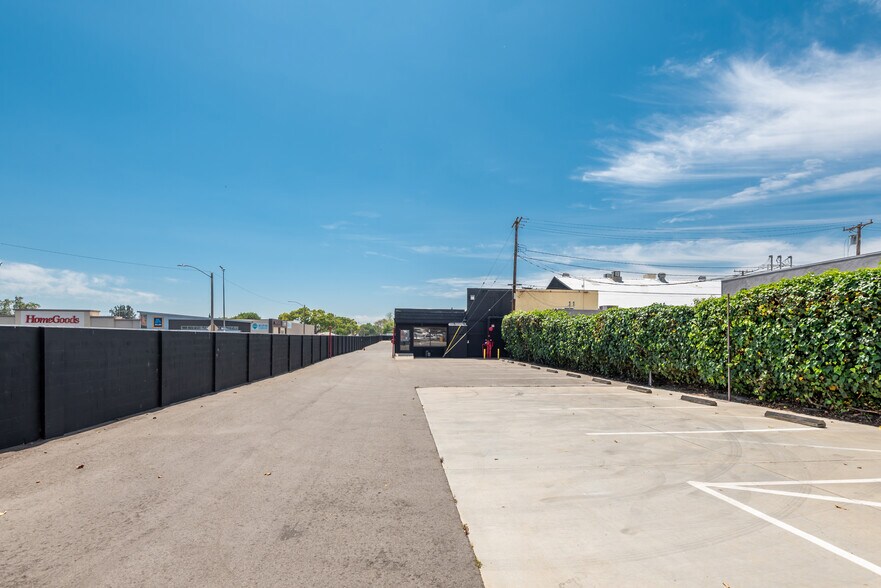 More Photos Of 713 N Victory Blvd, Burbank Warehouse For Lease