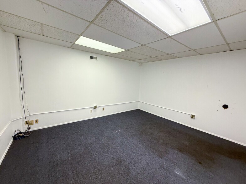 More Photos Of 7564 Trade St, San Diego Manufacturing For Lease