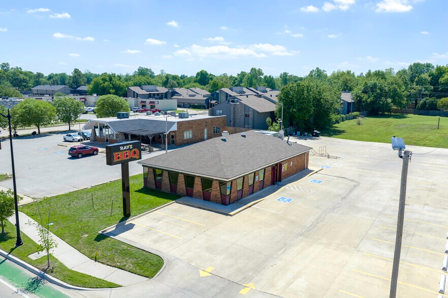 Primary Photo Of 1514 W Lindsey St, Norman Restaurant For Lease