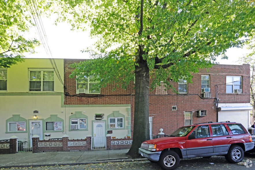 More Photos Of 26-01 23rd Ave, Astoria Storefront For Lease