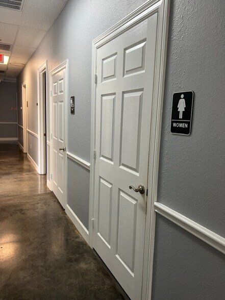 More Photos Of 4500-4506 Highway 6, Sugar Land Freestanding For Lease