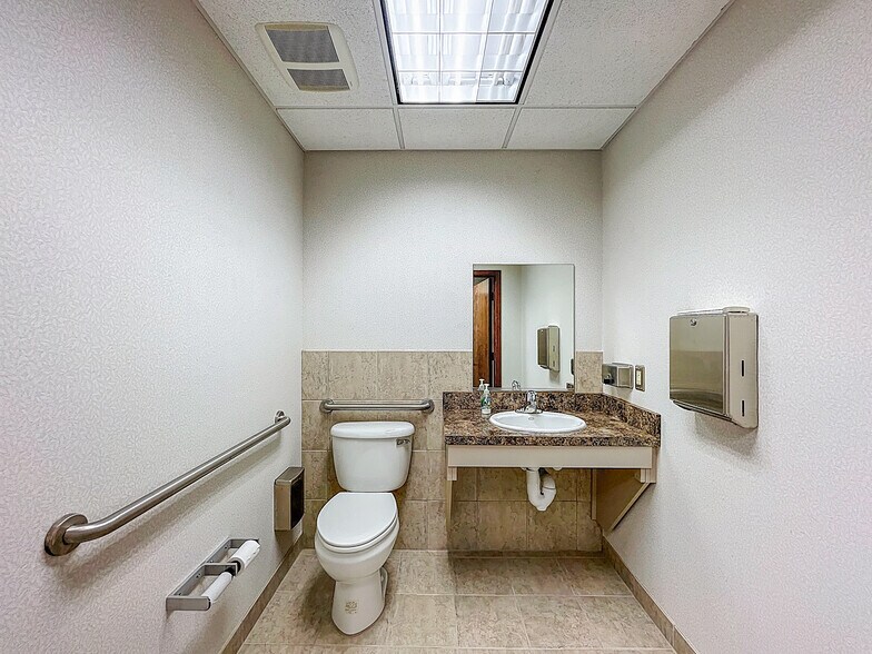 More Photos Of 5421 N 59th St, Tampa Office For Sale