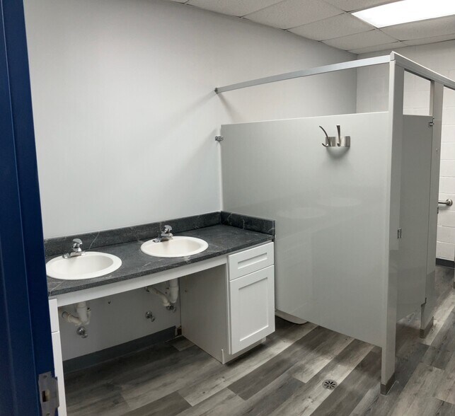 More Photos Of 260 W Aviation Way, Newnan Specialty For Lease