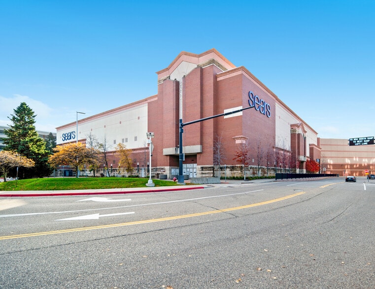 More Photos Of 2000 N E Ct, Bloomington Department Store For Sale