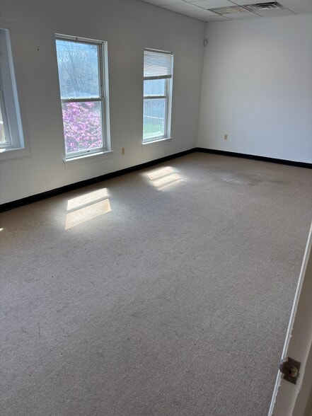 More Photos Of 95 N Leslie Rd, North East Office Residential For Lease