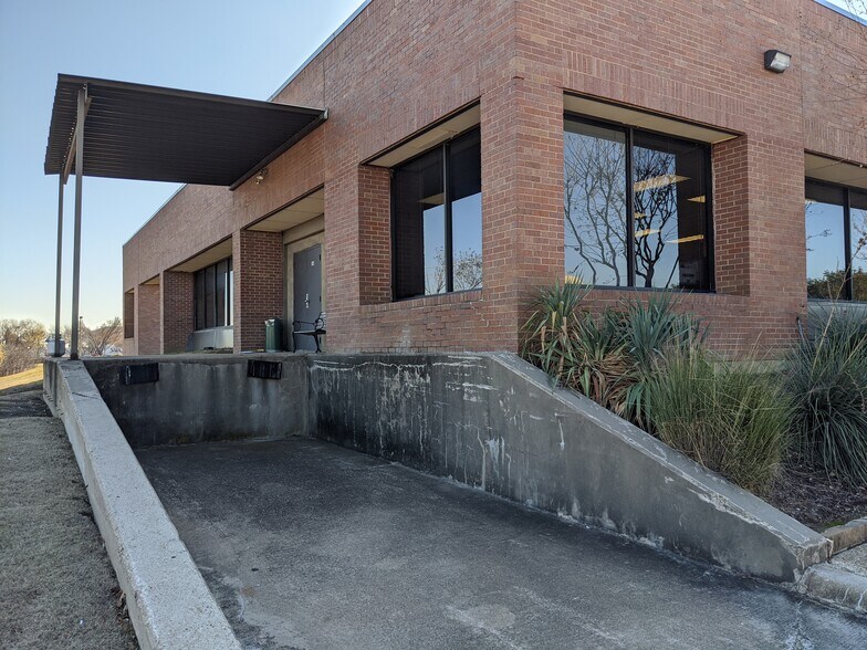 More Photos Of 3001 N Skyway Cir, Irving Office For Lease