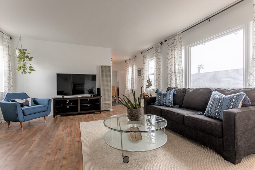 More Photos Of 20 Breeze Ave, Venice Apartments For Sale