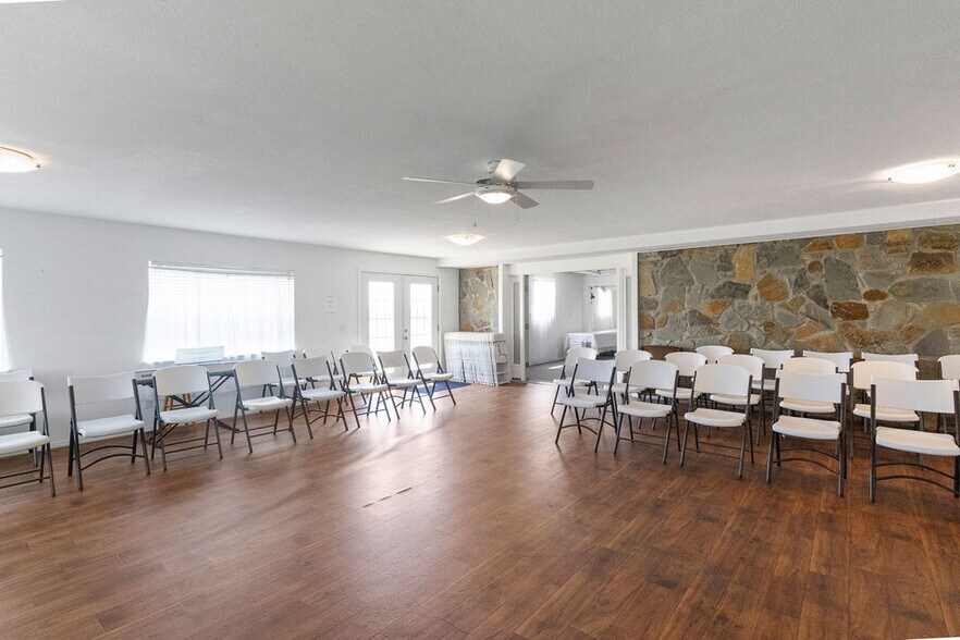 More Photos Of 58225 US-60, Fairland General Retail For Sale