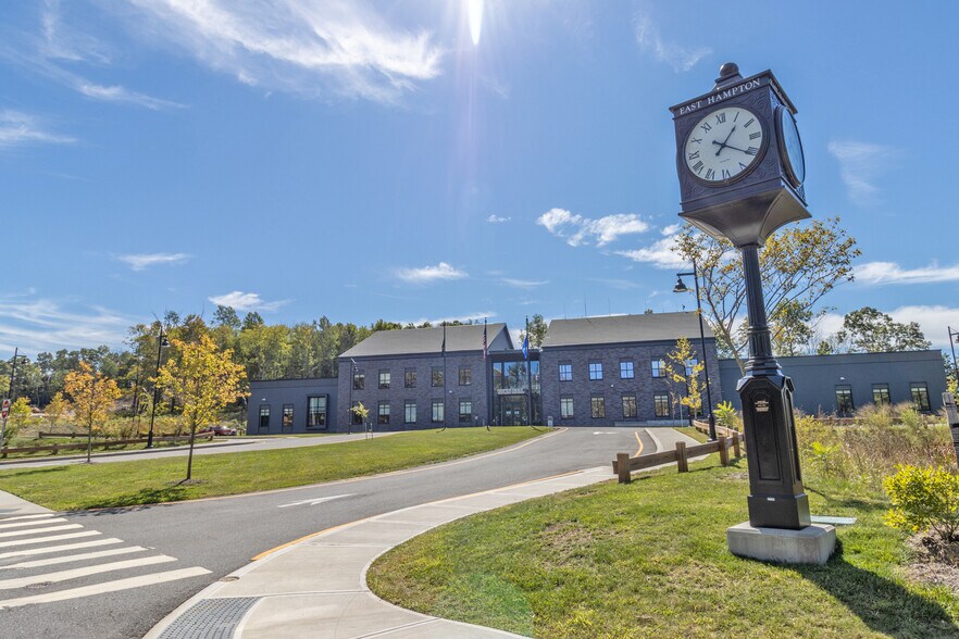 More Photos Of 11 Edgewater Cir, East Hampton Office For Lease