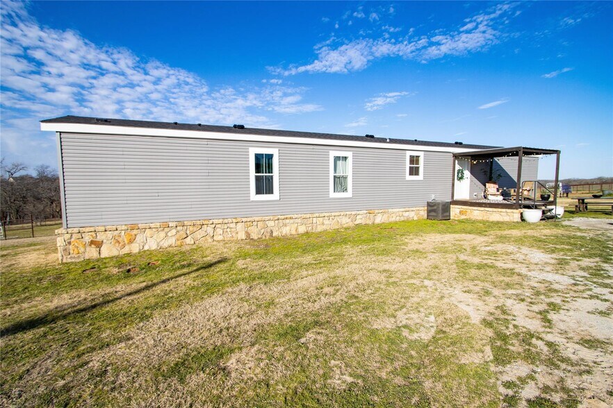 More Photos Of 7206 S FM 51, Boyd Veterinarian Kennel For Sale