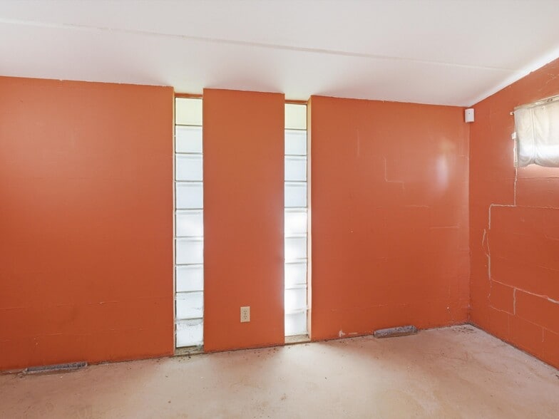 More Photos Of 1801 Johnston Dr, Manitowoc Warehouse For Sale