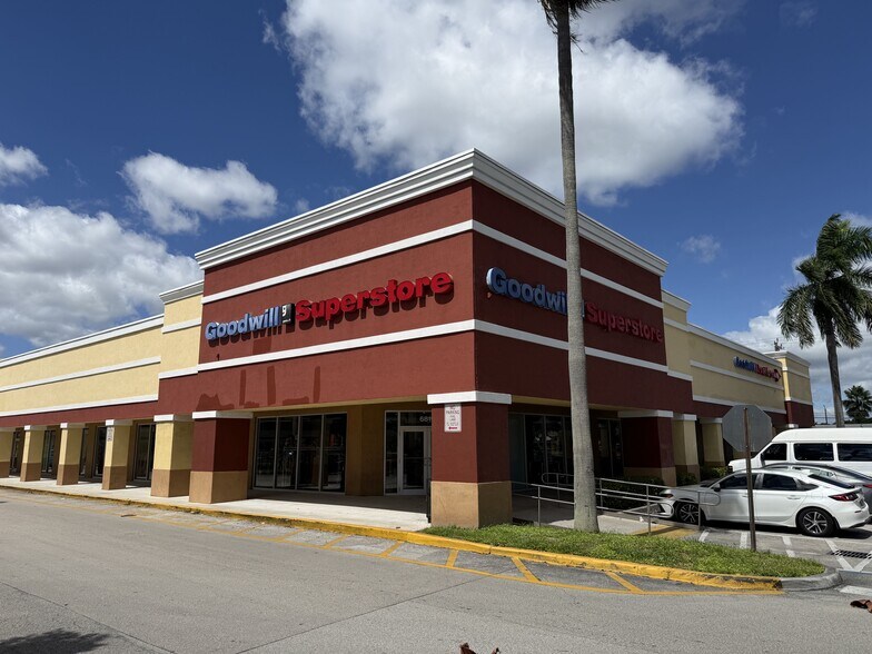 More Photos Of 6805-7031 Taft St, Hollywood Unknown For Lease