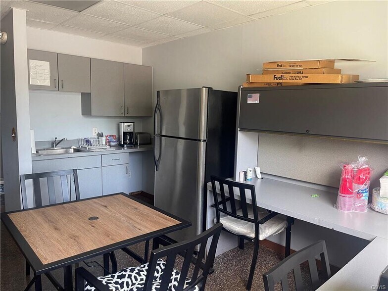 More Photos Of 325 Commerce Blvd, Liverpool Light Manufacturing For Sale