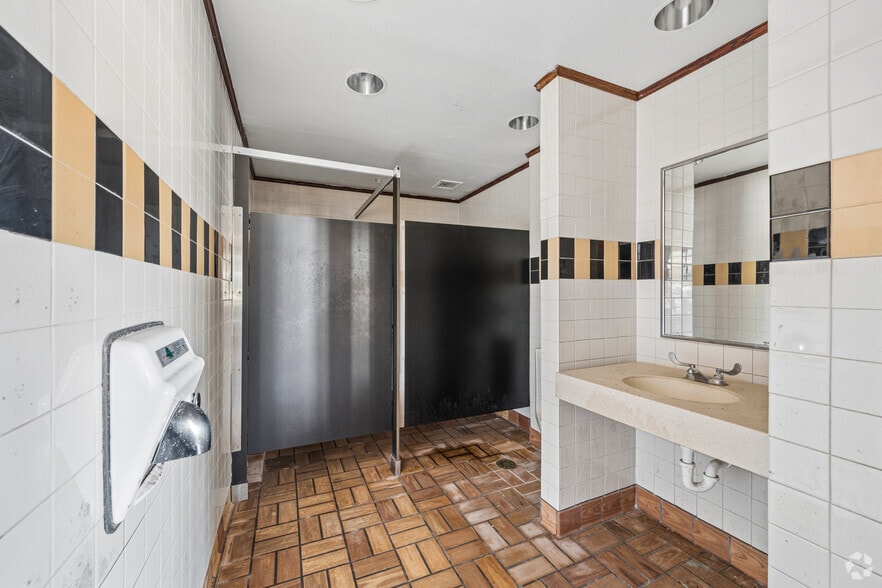 More Photos Of 2920 NE Adams St, Peoria Freestanding For Sale