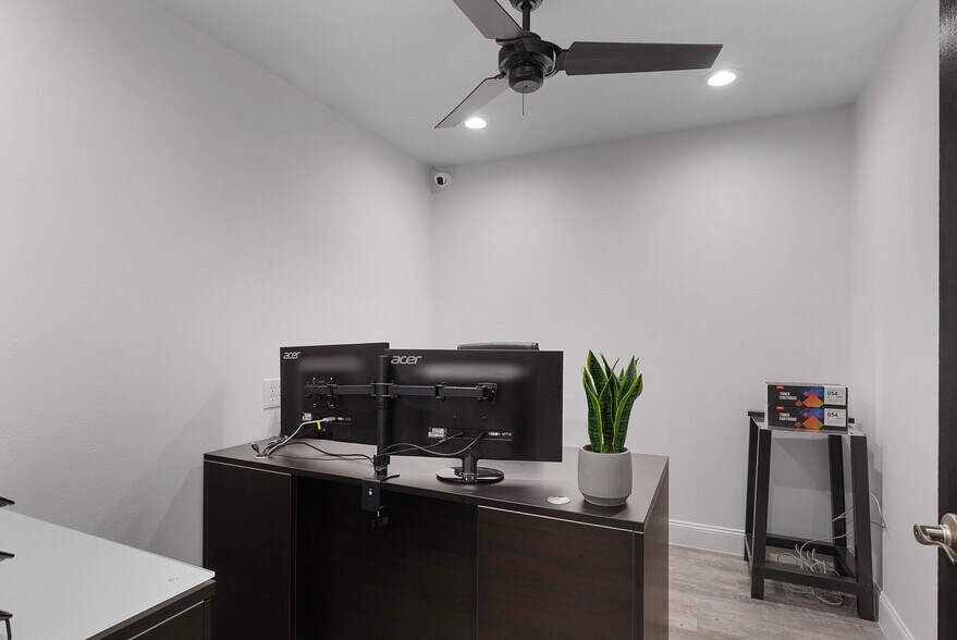 More Photos Of 5600 Zip Dr, Fort Myers Warehouse For Lease