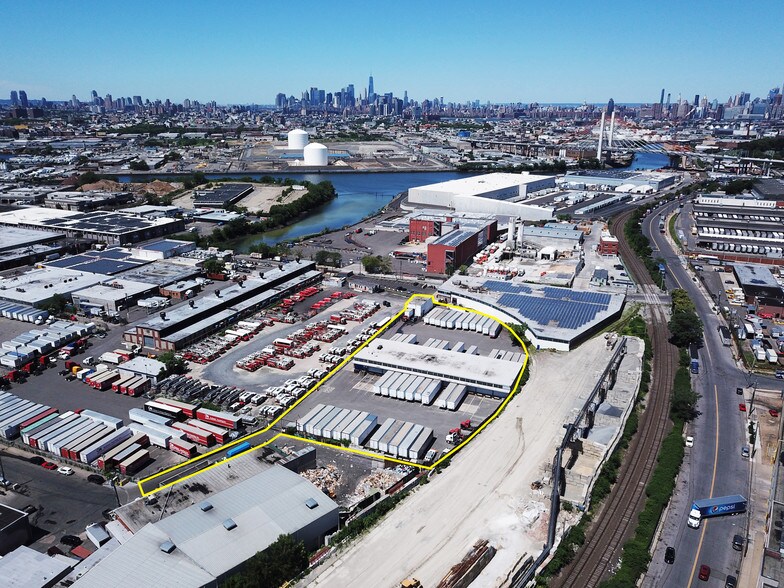 More Photos Of 1 Railroad Pl, Maspeth Warehouse For Lease