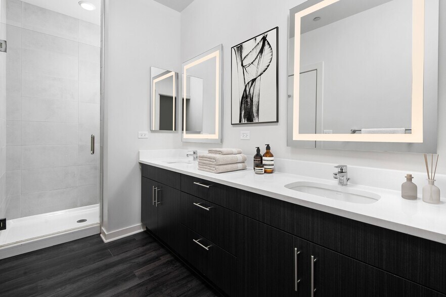 More Photos Of 811 W Agatite Ave, Chicago Apartments For Lease