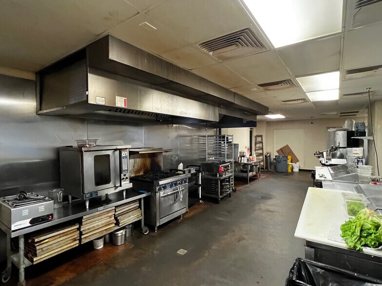 More Photos Of 1641 W 15th St, Fayetteville Freestanding For Lease