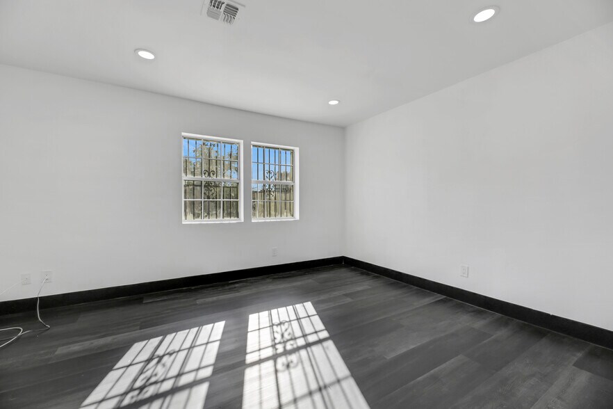 More Photos Of 530 S 7th St, Las Vegas Office Residential For Lease