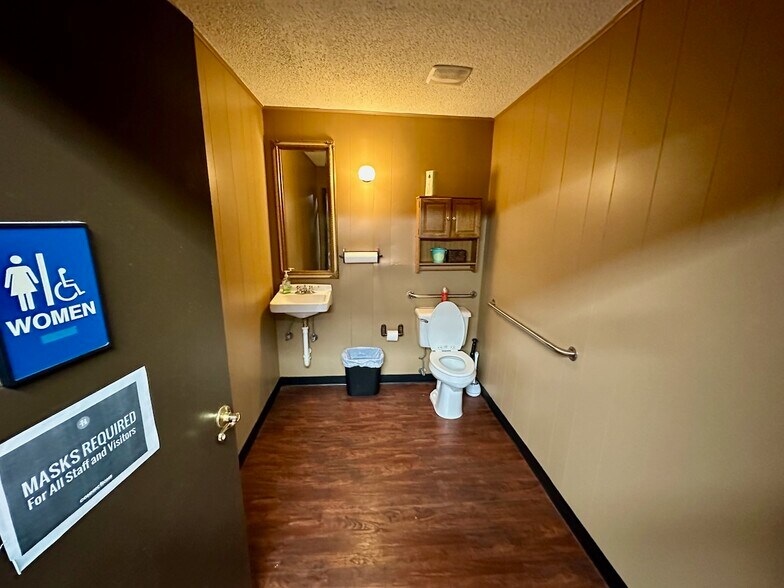 More Photos Of 1010 Zanderson Ave, Jourdanton Office For Lease