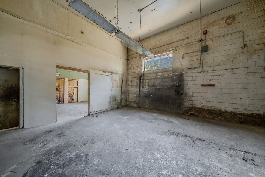 More Photos Of 111 Madison Ave, Hempstead Warehouse For Sale