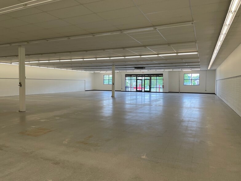 More Photos Of 2905 Mahoning Rd NE, Canton Supermarket For Lease