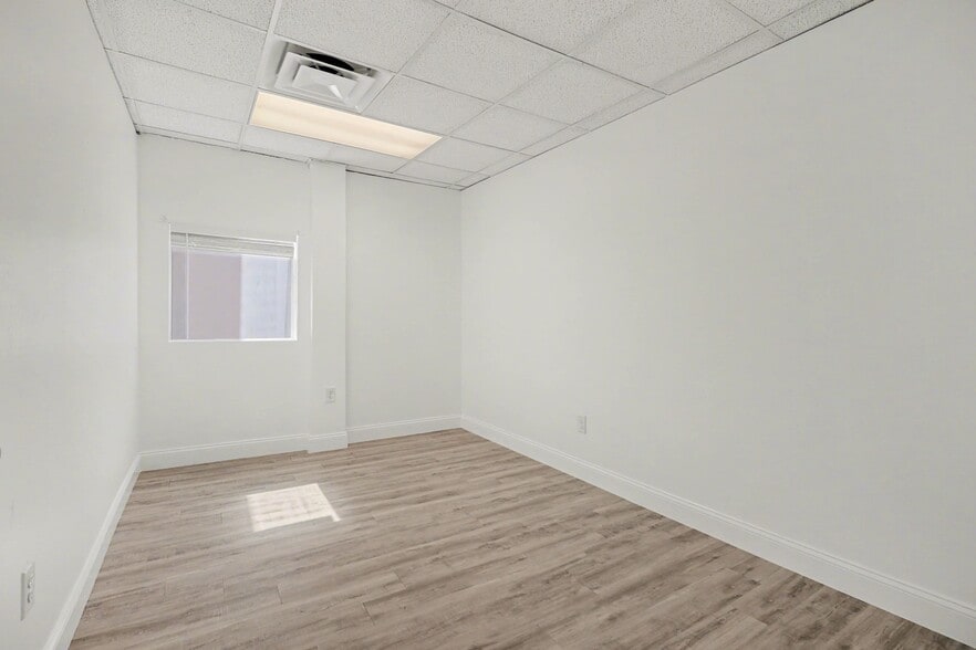 More Photos Of 1288 N Tamiami Trl, North Fort Myers Office For Lease